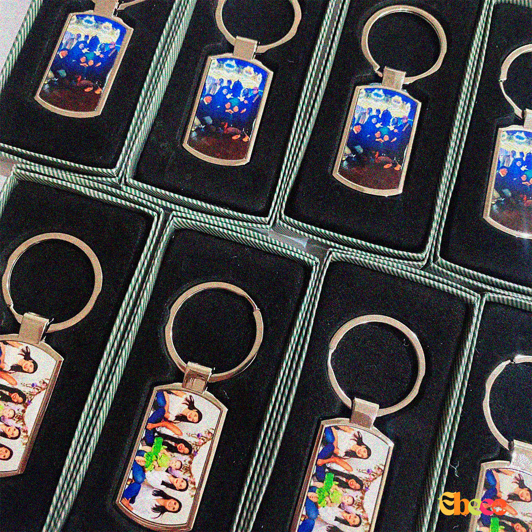 Llavero de metal ovalado